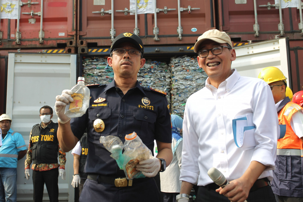Dirjen Bea Cukai Heru Pambudi (kiri) bersama dengan jajaran Kementrian Lingkungan Hidup dan Kehutanan menunjukan kepada awak media sampah limbah B3 di Terminal Peti Kemas Koja, Jakarta. 