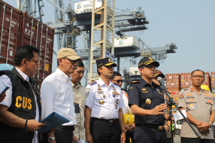 Direktur Jenderal Bea Cukai Kementerian Keuangan Heru Pambudi mengatakan, langkah ini merupakan tindakan tegas pemerintah atas maraknya impor plastik yang tercampur sampah dan limbah B3.
