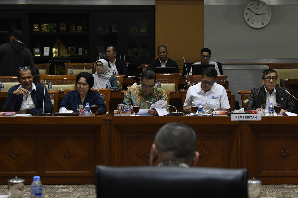 Menteri Hukum dan HAM Yasonna Laoly (kanan) didampingi pakar hukum perumus RKUHP Muladi (tengah), Harkristuti Harkrisnowo (kedua kiri) dan Edward Omar Sharif Hiariej (kiri) menyampaikan tanggapan pemerintah tentang Rancangan Kitab Undang-Undang Hukum Pidana (KUHP) saat rapat kerja bersama Komisi III di Kompleks Parlemen Senayan.