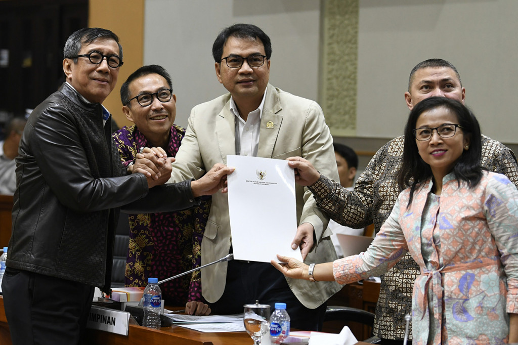 Pemerintah bersama DPR menyepakati RKUHP untuk selanjutnya akan disahkan menjadi Undang-Undang melalui rapat paripurna.