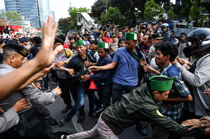 Massa dari Himpunan Mahasiswa Islam (HMI) dihalau petugas saat melakukan aksi damai di depan Gedung Komisi Pemberantasan Korupsi (KPK), Rasuna, Jakarta. Dalam tuntutannya, mereka mendesak kepada Presiden Jokowi untuk menolak Revisi Undang-Undang KPK serta menolak Firli Bahuri menjadi Ketua KPK.
