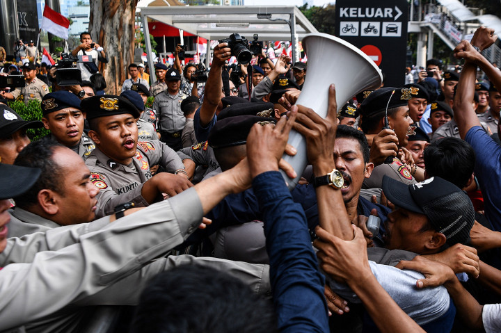 Aksi menolak Firli Bahuri menjadi pimpinan KPK tersebut berujung ricuh antara pengunjuk rasa dengan pihak kepolisian.