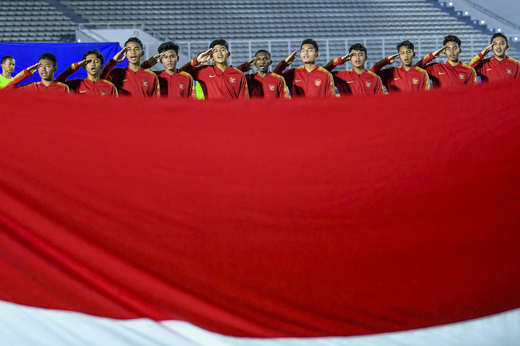 Pemain Timnas Indonesia U-16 menyanyikan lagu Indonesia Raya sebelum pertandingan melawan Timnas Kepulauan Mariana Utara U-16 pada laga kualifikasi Piala AFC U-16 2020 di Stadion Madya, Jakarta.