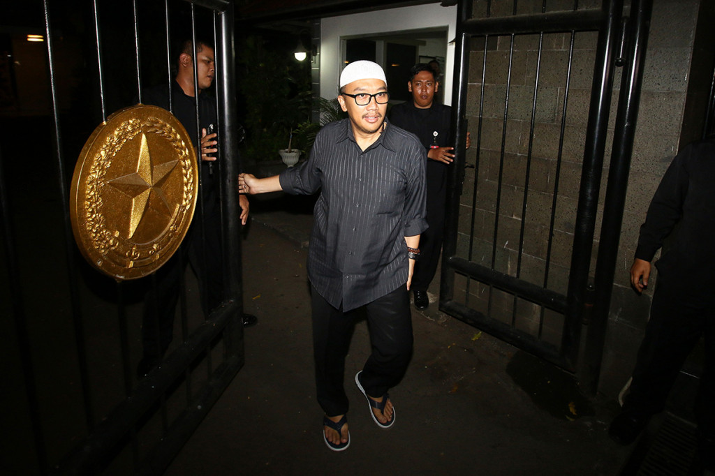 Menpora Imam Nahrawi bersiap untuk memberikan keterangan kepada wartawan terkait penetapan dirinya sebagai tersangka baru kasus dugaan korupsi oleh KPK di Widya Chandra III, Jakarta.