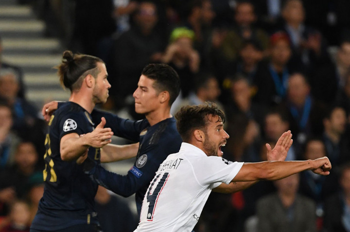 Dua menit berselang Madrid menjebol gawang PSG lewat Bale, namun dianulir wasit setelah pemain asal 
Wales tersebut handball terlebih dahulu. Skor 2-0 bertahan hingga jeda.