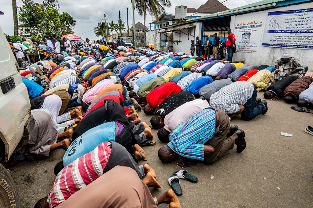 Warga dan orang tua siswa melakukan salat jenazah untuk para korban kebakaran.