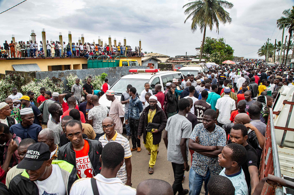 Para korban kebakaran kemudian dimakamkan secara massal.