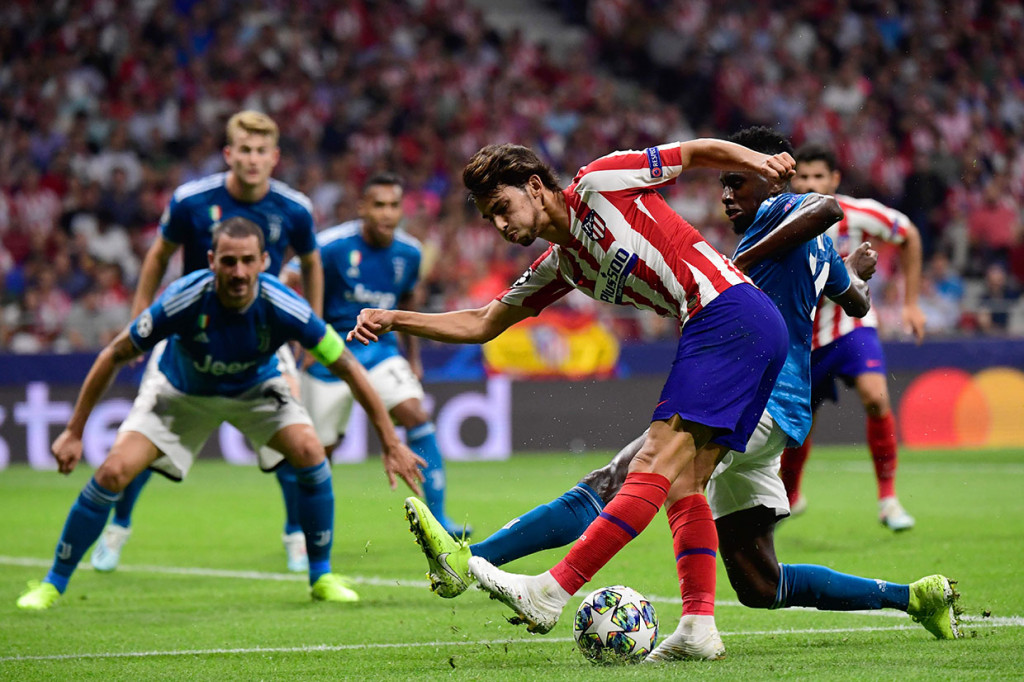 Di awal babak pertama Atletico Madrid membombardir pertahanan Juventus lewat Joao Felix dan Diego Costa. Namun beberapa peluang belum membuahkan gol.