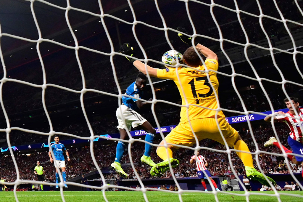 Alih-alih menyamakan kedudukan, gawang Atletico malah kembali bobol pada menit ke-65 lewat sundulan Blaise Matuidi menyambut umpan solang Alex Sandro.