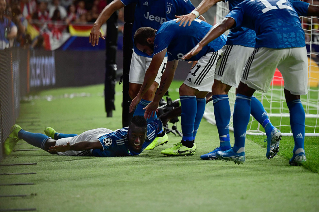 Matuidi melakukan selebrasi bersama rekan-rekan setimnya.