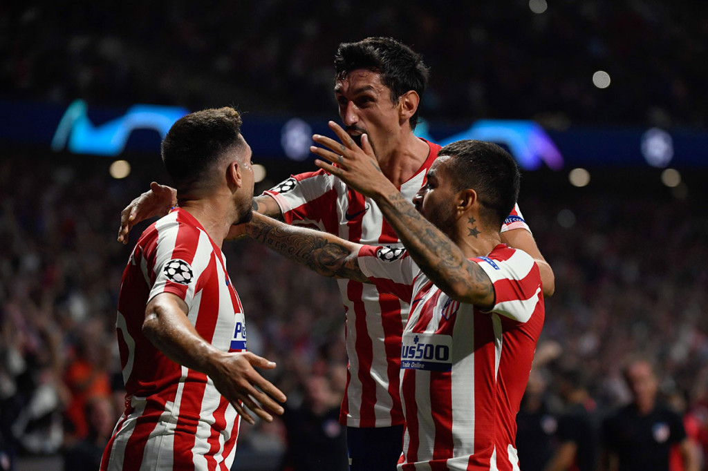 Herrera (kiri) melakukan selebrasi bersama Stefan Savic dan Angel Correaafter usai mencetak gol penyama kedudukan.