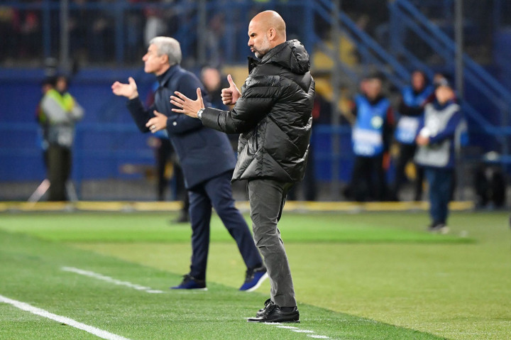 Ekspresi pelatih Manchester Biru Pep Guardiola dan Shakhtar Donetsk Luis Castro saat memberikan instruksi kepada anak-anak asuhnya.