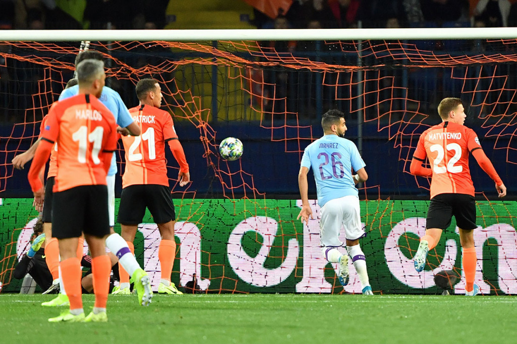Terus menyerang, City akhirnya berhasil membuka keunggulan pada menit ke-24 lewat sepakan Riyad Mahrez, menyambar bola yang membentur tiang gawang sepakan Ilkay Guendogan.