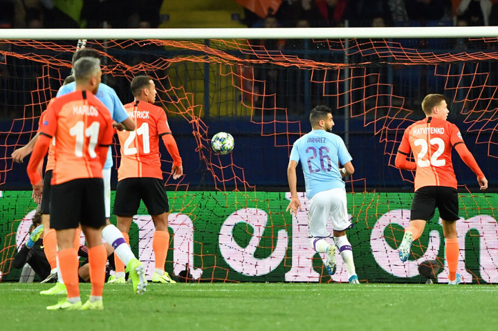 Terus menyerang, City akhirnya berhasil membuka keunggulan pada menit ke-24 lewat sepakan Riyad Mahrez, menyambar bola yang membentur tiang gawang sepakan Ilkay Guendogan.