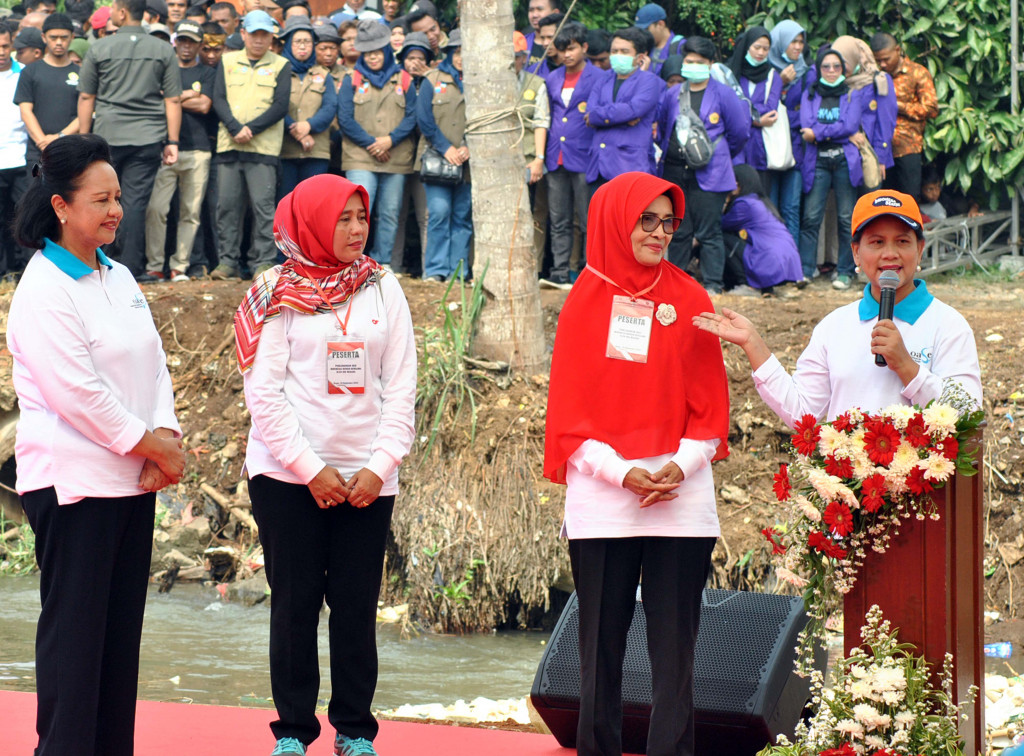 Aksi Gerakan Indonesia Bersih merupakan respons Pemerintah atas kondisi anak Sungai Cisadane itu yang sempat viral, lantaran penuh dengan tumpukan sampah. Iriana mengaku ngeri saat melihat sisa-sisa sampah di sungai yang sebelumnya sempat dibersihkan oleh Korem 061/Suryakancana.
