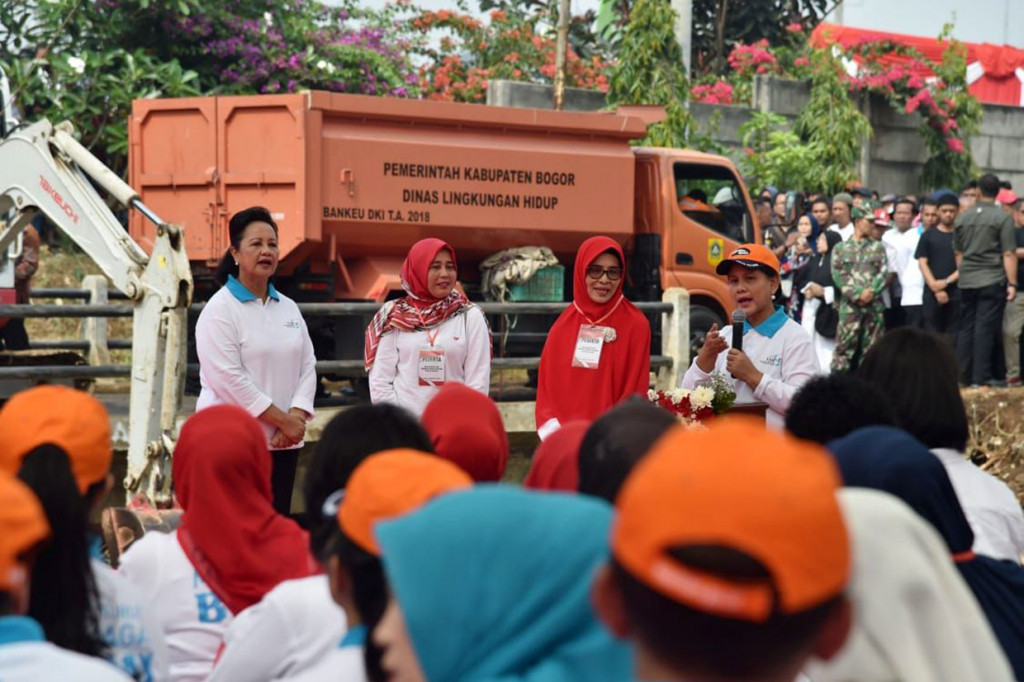 Ibu Negara menyaksikan pembersihan sampah di Sungai Cipakancilan oleh anggota Korem 061/Surya Kencana, Bogor. Setpres Biro Pers/Lucas