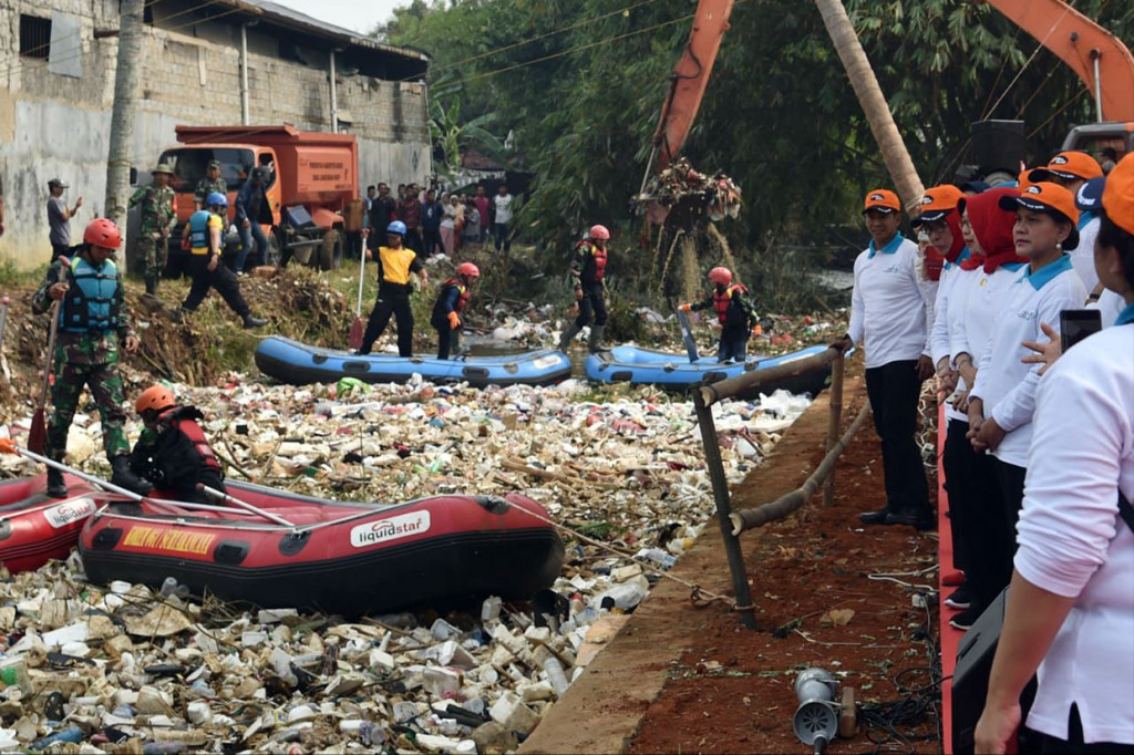 Ibu Negara menyaksikan pembersihan sampah di Sungai Cipakancilan oleh anggota Korem 061/Surya Kencana, Bogor. Setpres Biro Pers/Lucas