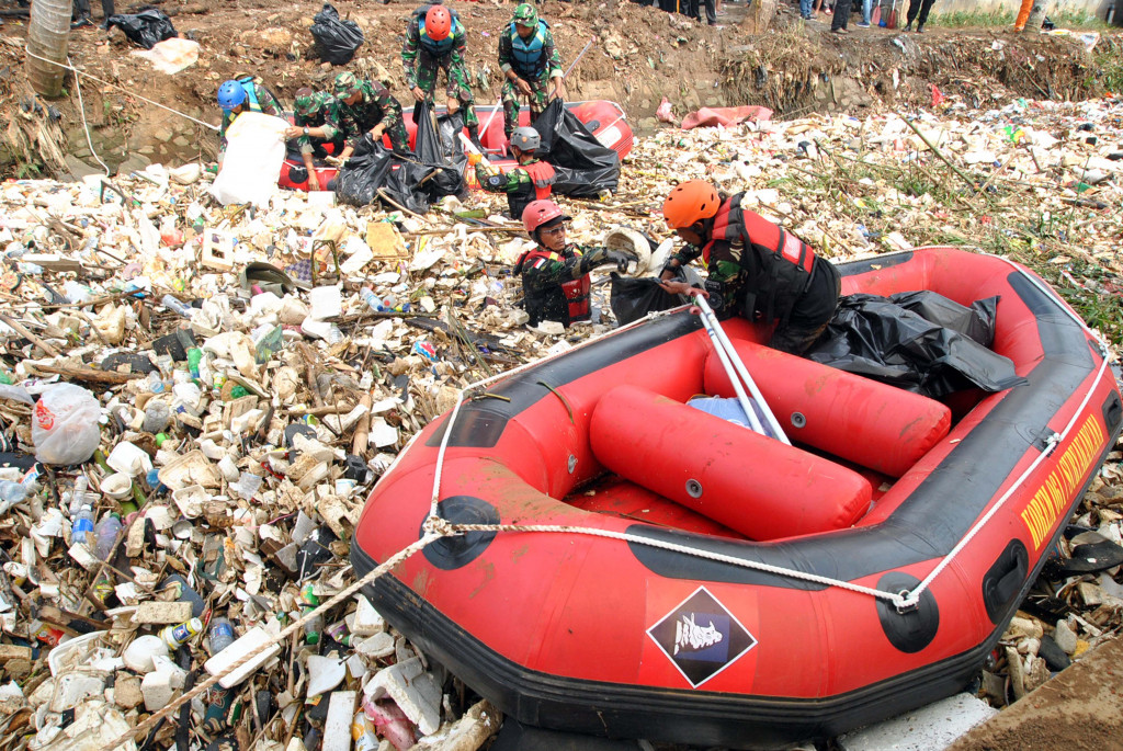 Sejumlah anggota Korem 061/Surya Kencana mengangkut sampah saat Aksi Gerakan Indonesia Bersih di Sungai Cipakancilan, Cilebut Timur, Kabupaten Bogor. Antara Foto/Arif Firmansyah