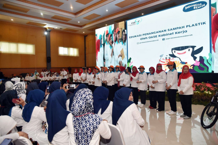 Setelah meninjau langsung pembersihan Sungai Cipakancilan, Ibu Negara dan rombongan menuju Auditorium Aysha Sekolah Islam Terpadu (SIT) Al Madinah, Kabupaten Bogor untuk memberikan edukasi penanganan sampah plastik kepada sekitar 1.000 orang. Setpres Biro Pers/Lucas