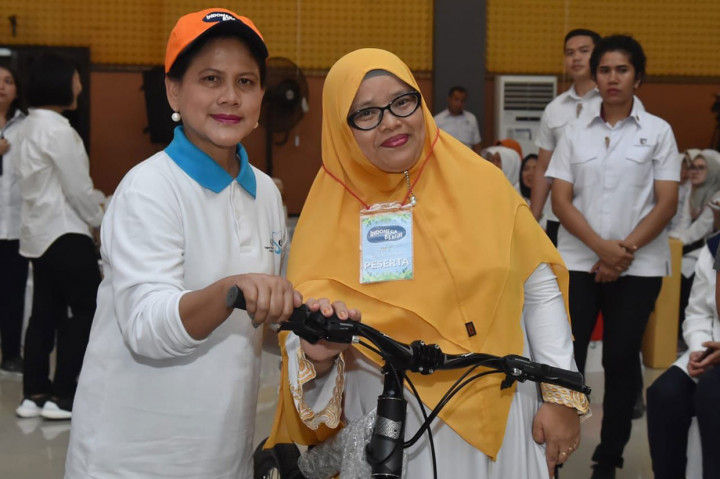 Ibu Negara kemudian berdialog dan memberikan kuis berhadiah sepeda untuk para peserta. Setpres Biro Pers/Lucas