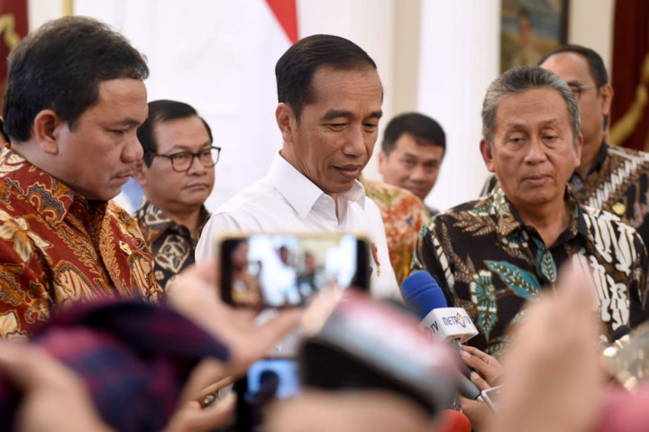 Selain itu, Presiden mengingatkan para pejabat negara untuk tunduk para peraturan perundang-undangan dan berhati-hati dalam menggunakan anggaran. 