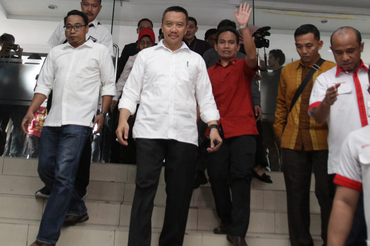 Menpora Imam Nahrawi menyapa wartawan saat menghadiri acara perpisahan dengan pejabat Kemenpora di Kantor Kemenpora, Jakarta. 