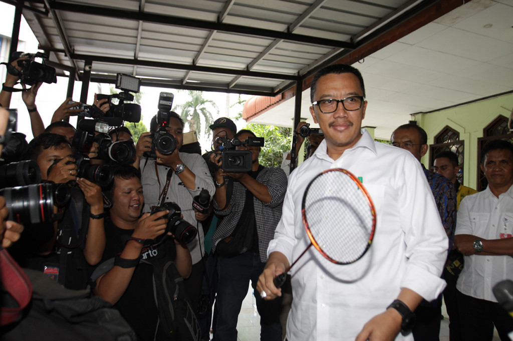 Menpora Imam Nahrawi menyapa wartawan saat menghadiri acara perpisahan dengan pejabat Kemenpora di Kantor Kemenpora, Jakarta.