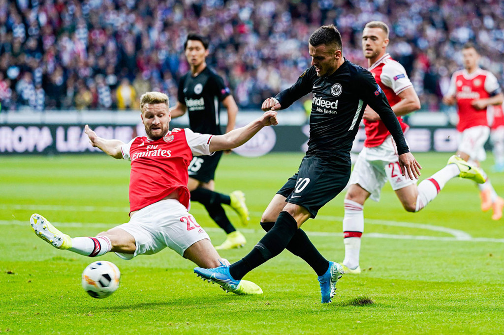 Di awal laga tuan rumah menguasai jalannya pertandingan, dan membombardir pertahanan Arsenal. Sesekali tim tamu juga berhasil mengancam gawang Frankfurt.