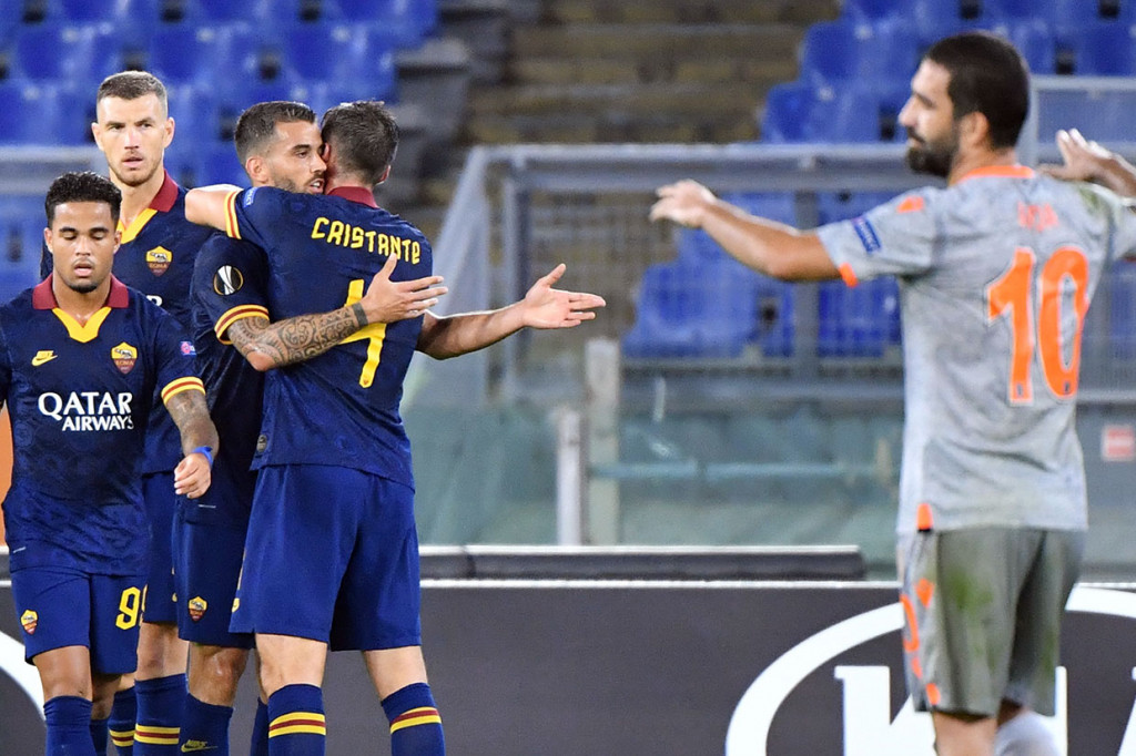 Roma baru bisa membuka keunggulan saat laga berjalan 42 menit lewat sepakan Leonardo Spinazzola yang membentur bek Istanbul Basaksehir dan masuk ke gawang sendiri. Skor 1-0 bertahan hingga jeda.