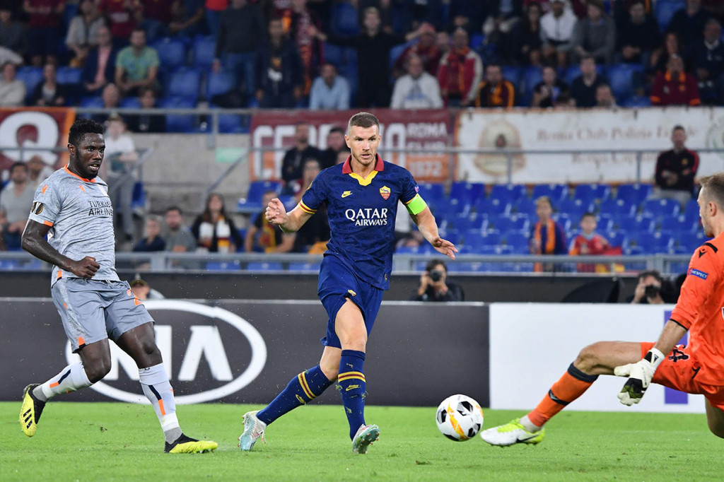 Tuan rumah menggendakan keunggulan lewat sepakan Edin Dzeko pada menit ke-58.