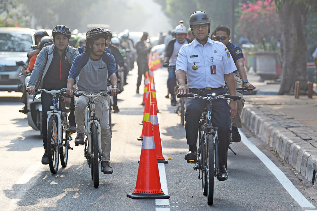 Gubernur DKI Jakarta Anies Baswedan (kanan) berbincang dengan warga ketika menguji coba jalur sepeda di Jakarta, Jumat, 20 September 2019.