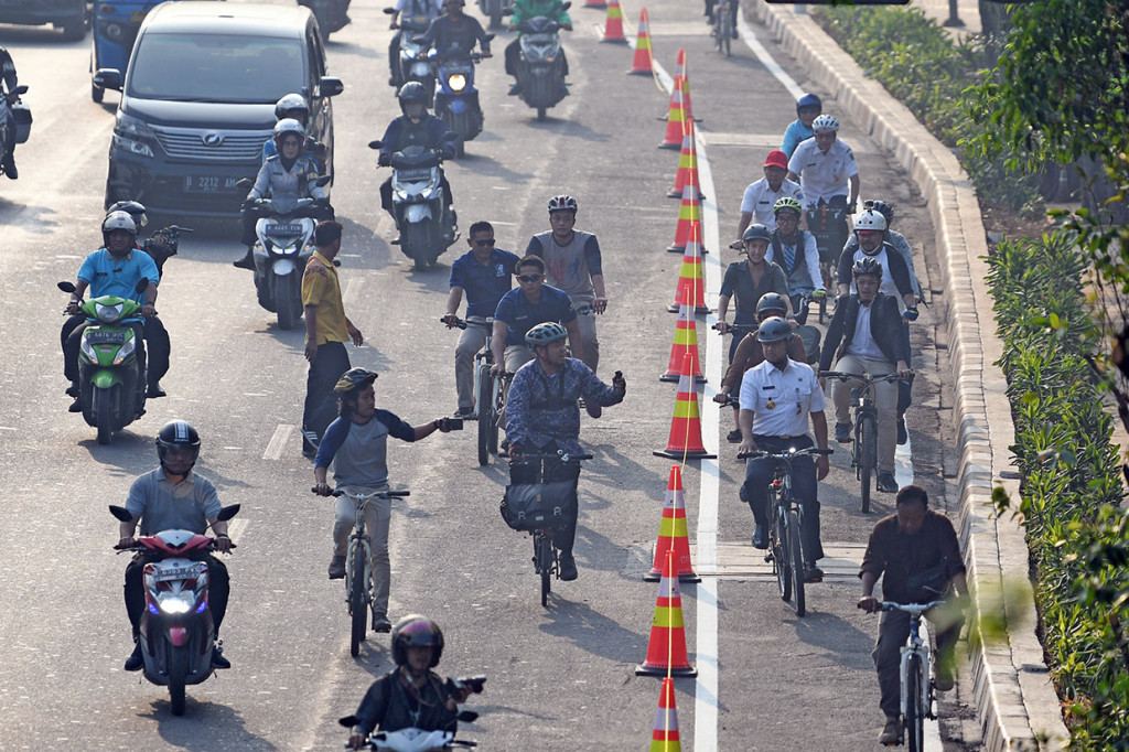 Anies bersepeda dari Gelanggang Olahraga Velodrome, Rawamangun, Jakarta Timur menuju kantornya Balai Kota di Jalan Medan Merdeka Selatan, Jakarta Pusat.