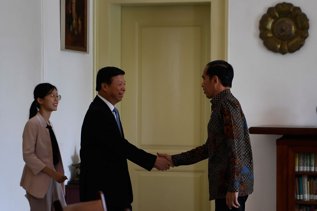 Presiden Joko Widodo menerima Penasihat Hubungan Luar Negeri Presiden Republik Rakyat Tiongkok (RRT) Xi Jinping, Song Tao di Istana Bogor, Jawa Barat, Jumat, 20 September 2019. Pertemuan tersebut diantaranya membahas potensi kerjasama Indonesia-Tiongkok, khususnya investasi berorientasi ekspor.