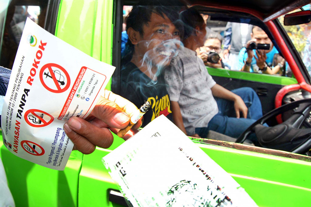 Anggota Satgas Peraturan Daerah (Perda) Kawasan Tanpa Rokok (KTR) melakukan razia dan sidang tindak pidana ringan (Tipiring) pada sopir kendaraan umum di Jalan Juanda, Kota Bogor, Jawa Barat, Jumat, 29 September 2019. 