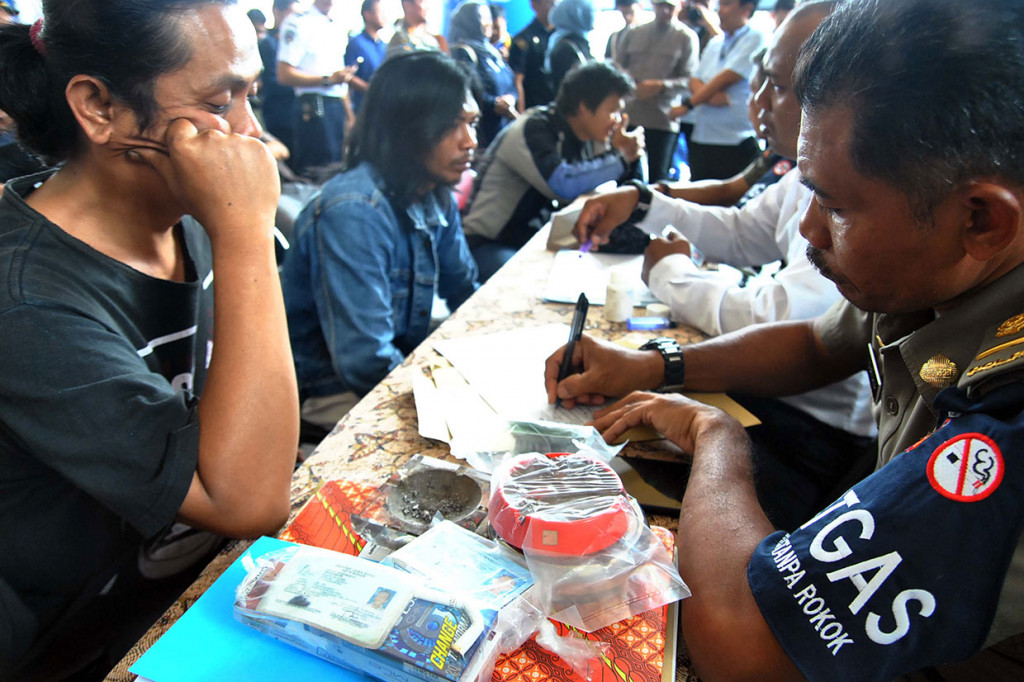 Razia dan sidang Tipiring Perda KTR yang dilakukan petugas gabungan Satpol PP Kota Bogor, Dinas Kesehatan Kota Bogor dan Dinas Perhubungan Kota Bogor tersebut berhasil menjaring 30 warga yang merokok di dalam mall dan angkot, serta langsung dikenakan denda.