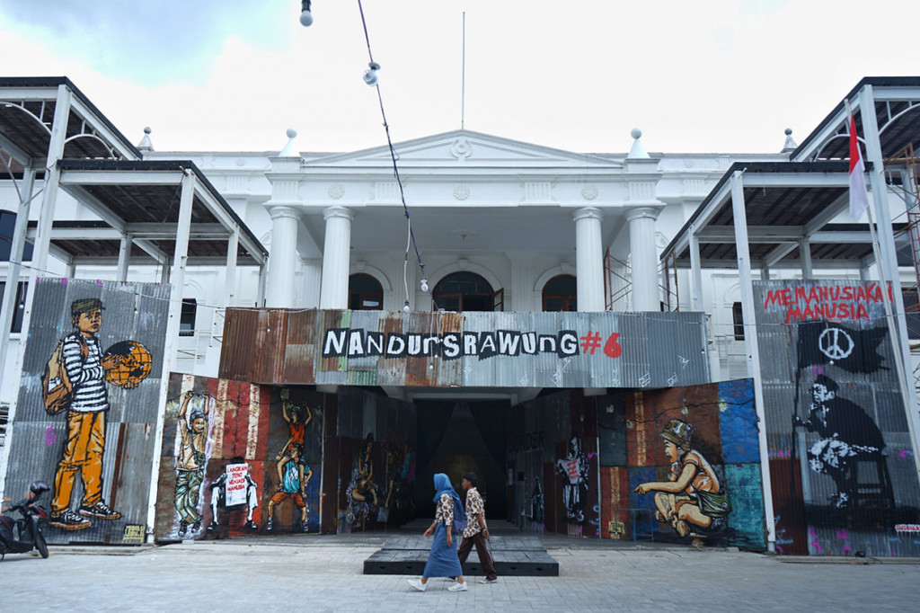 Pelajar melintas di dekat karya seni rupa yang dipamerkan saat Pameran Nandur Srawung 2019 bertajuk Gegayutan di Taman Budaya Yogyakarta, Yogyakarta, Jumat, 20 September 2019. 