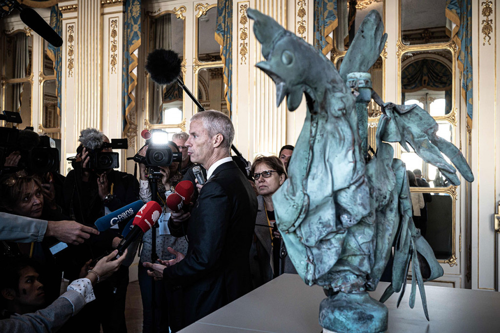 Ayam jantan tersebut merupakan salah satu dari beberapa artefak yang sarat akan budaya, yang dapat terselamatkan setelah kebakaran menghancurkan seluruh menara dan sebagian besar atap Katedral Notre-Dame.