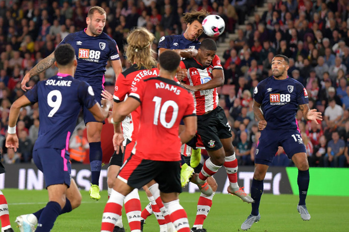 Hasilnya tim tamu unggul pada menit ke-10 lewat tandukan pemain asal Belanda Nathan Ake menyambut umpan silang Diego Rico.