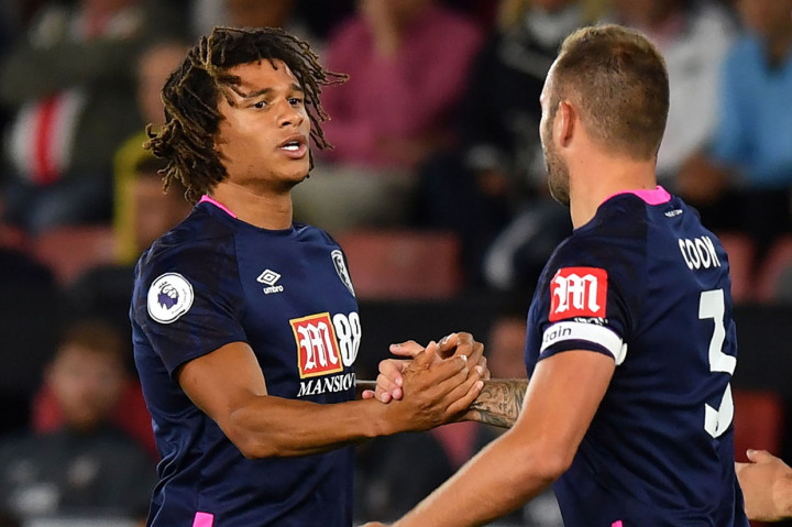 Nathan Ake melakukan selebrasi bersama rekan setimnya Steve Cook.