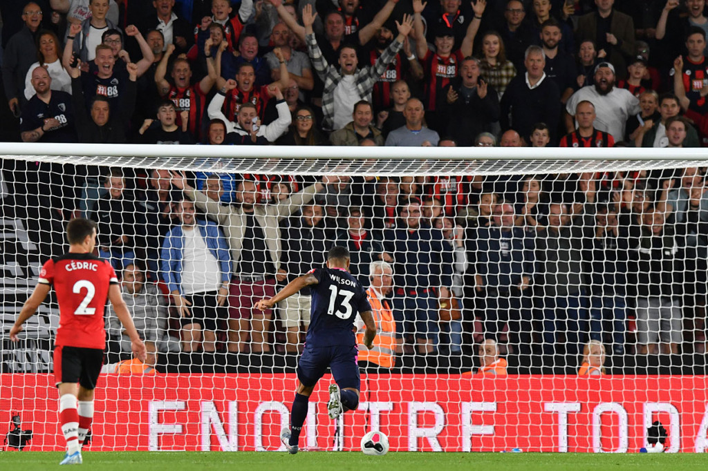 Kesalahan para pemain belakang Soton di masa injury time babak kedua dimanfaatkan Callum Wilson untuk menutup kemenangan timnya menjadi 3-1.