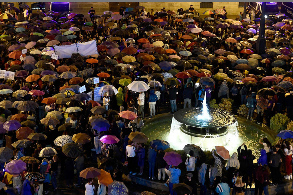 Massa membawa spanduk bertuliskan 'Kami tidak ingin terus menghitung korban' dan meneriakkan 