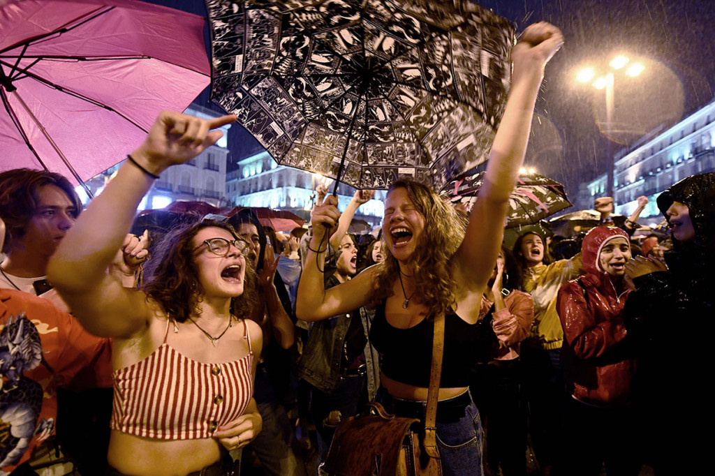 Para pengunjuk rasa turun ke jalan-jalan di lebih dari 250 kota di Spanyol hari ini untuk mendeklarasikan darutan KDRT, di mana 40 perempuan dibunuh oleh pasangannya selama setahun terakhir atau sebelumnya, dalam serangkaian kasus pemerkosaan tingkat tinggi.