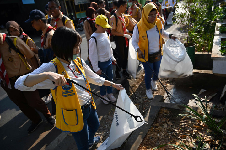Relawan bersama anggota Pramuka memunguti sampah plastik dan lainnya pada rangkaian kegiatan World Cleanup Day, di Jakarta, Sabtu, 21 September 2019. AFP Photo/Bay Ismoyo