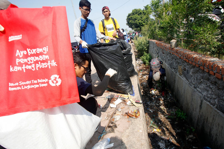 Sejumlah relawan lingkungan mengikuti aksi bersih sampah pada rangkaian kegiatan World Cleanup Day di kawasan Stadion Pakansari, Bogor, Jawa Barat. Antara Foto/Yulius Satria Wijaya
