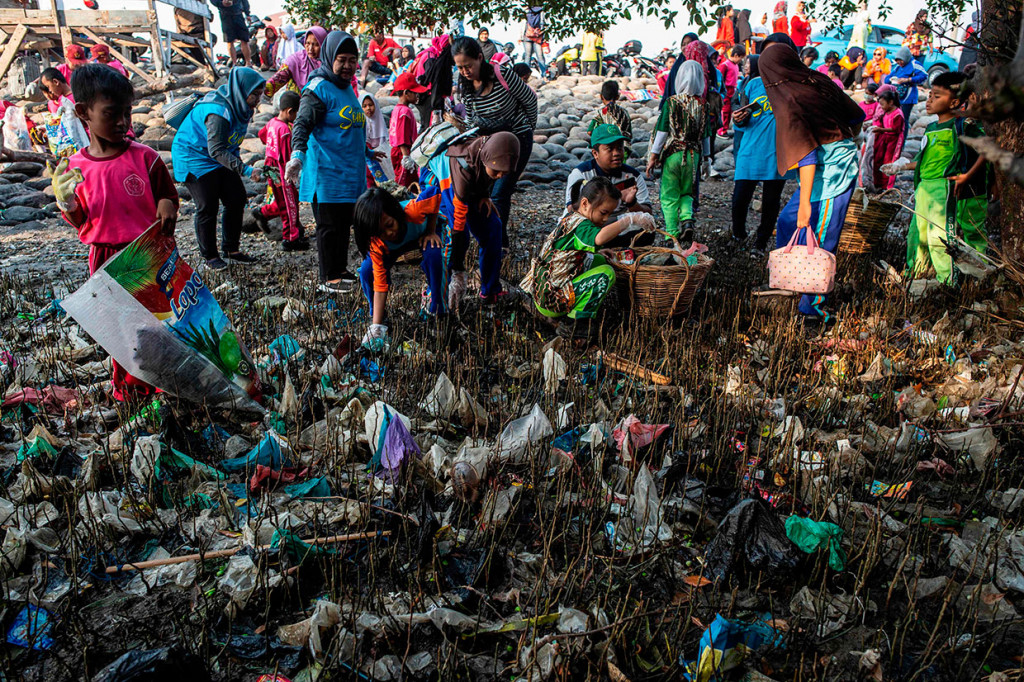 Aksi bersih-bersih sampah juga berlangsung di Surabaya, Jawa Timur. Aksi ini melibatkan anak-anak yang bertujuan mengedukasi tentang kebersihan lingkungan. AFP Photo/Juni Kriswanto
