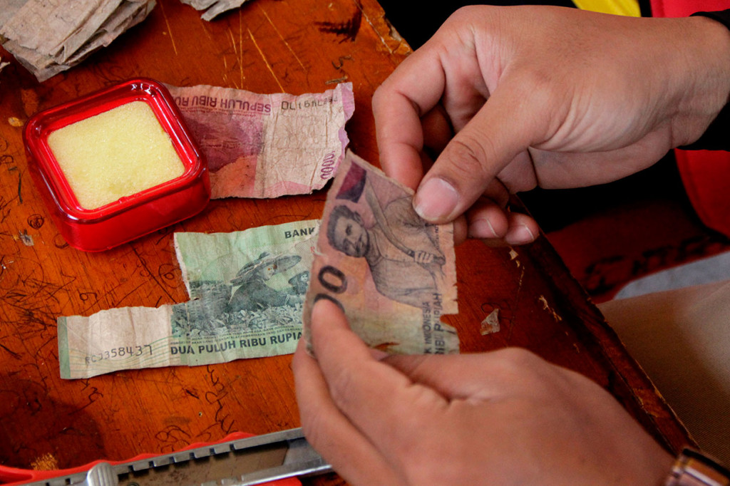 Ekspedisi kas keliling di sejumlah pulau terdepan, tertinggal dan terluar (3T) yang digelar oleh BI bekerja sama dengan TNI AL adalah bukti negara hadir di tengah masyarakat. Untuk penukaran uang di Desa Waikelo, BI menyiapkan dana sebesar Rp1,5 miliar. 