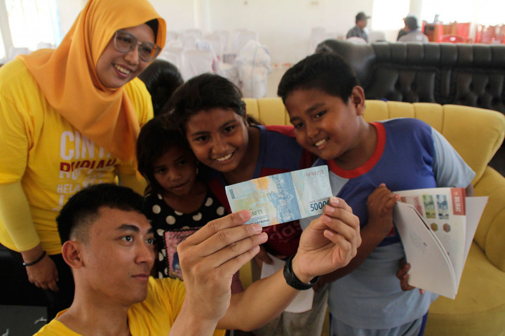 Sementara itu di sela-sela penukaran uang lusuh, BI juga mensosialisasikan ciri keaslian uang rupiah kepada warga. Sosialisasi di daerah pulau terpencil, terluar dan terdepan atau 3T itu bertujuan untuk mencegah terjadinya penyebaran uang palsu di daerah itu. 