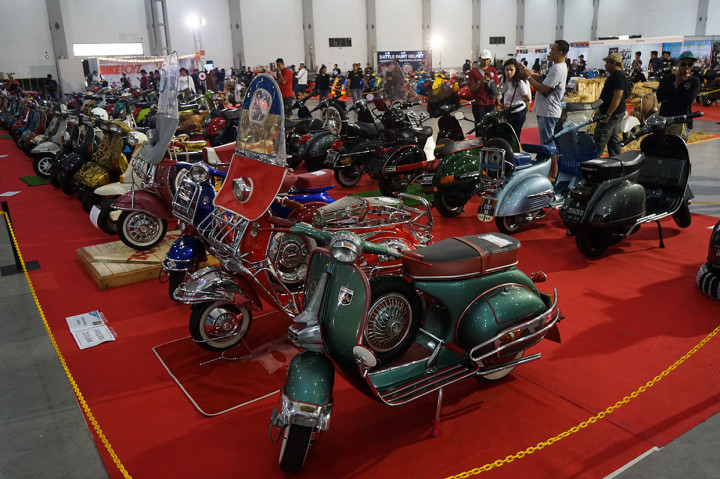 Pengunjung mengamati motor skuter yang dipamerkan saat pembukaan Indonesian Scooter Festival 2019 di Jogja Expo Centre (JEC), Bantul, DI Yogyakarta, Sabtu, 21 September 2019. 