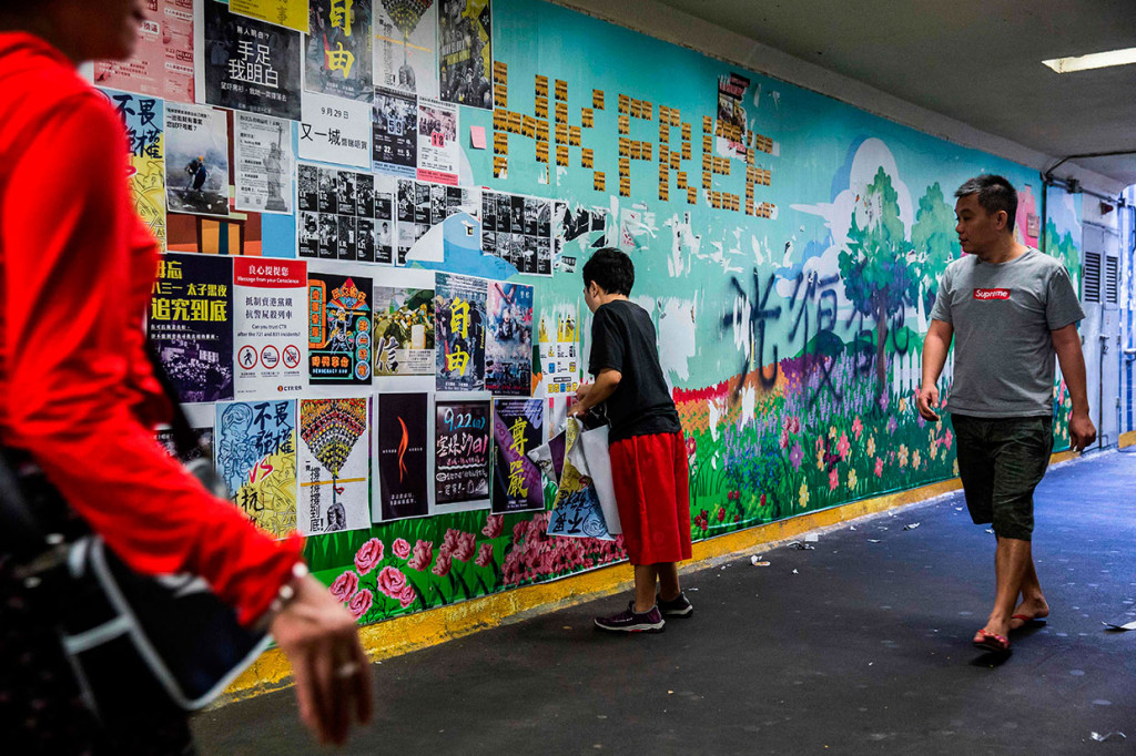 Lusinan pendukung Beijing mulai merobohkan mosaik-mosaik besar dari catatan-catatan penuh warna yang menyerukan demokrasi dan mencela Tiongkok yang dianggap campur tangan di bekas jajahan Inggris.