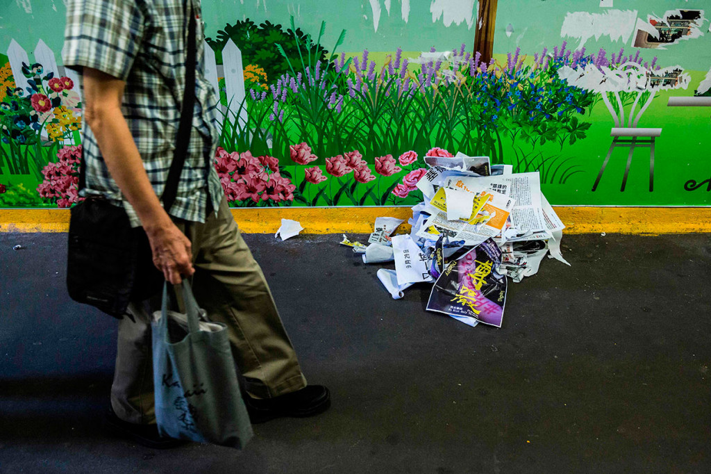 Instalasi itu telah berkembang di pusat keuangan Asia, di halte bus dan pusat perbelanjaan, di bawah jembatan dan di sepanjang trotoar pejalan kaki Hong Kong. Tempat tersebut juga kadang-kadang menjadi pusat kekerasan di tiga bulan kerusuhan kota. 